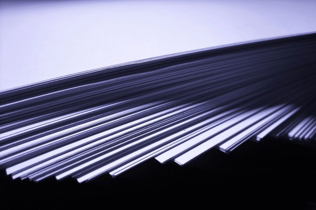 Borda de folhas de papel empilhadas