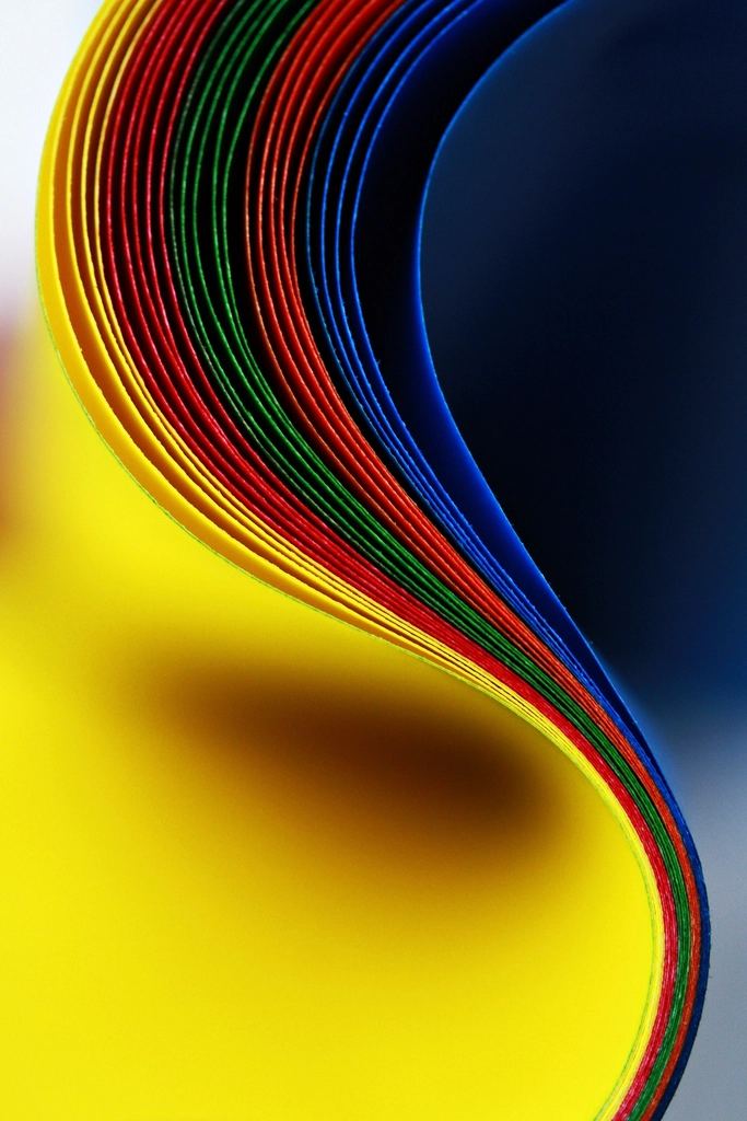 Folhas de papel amarelo e azul curvadas