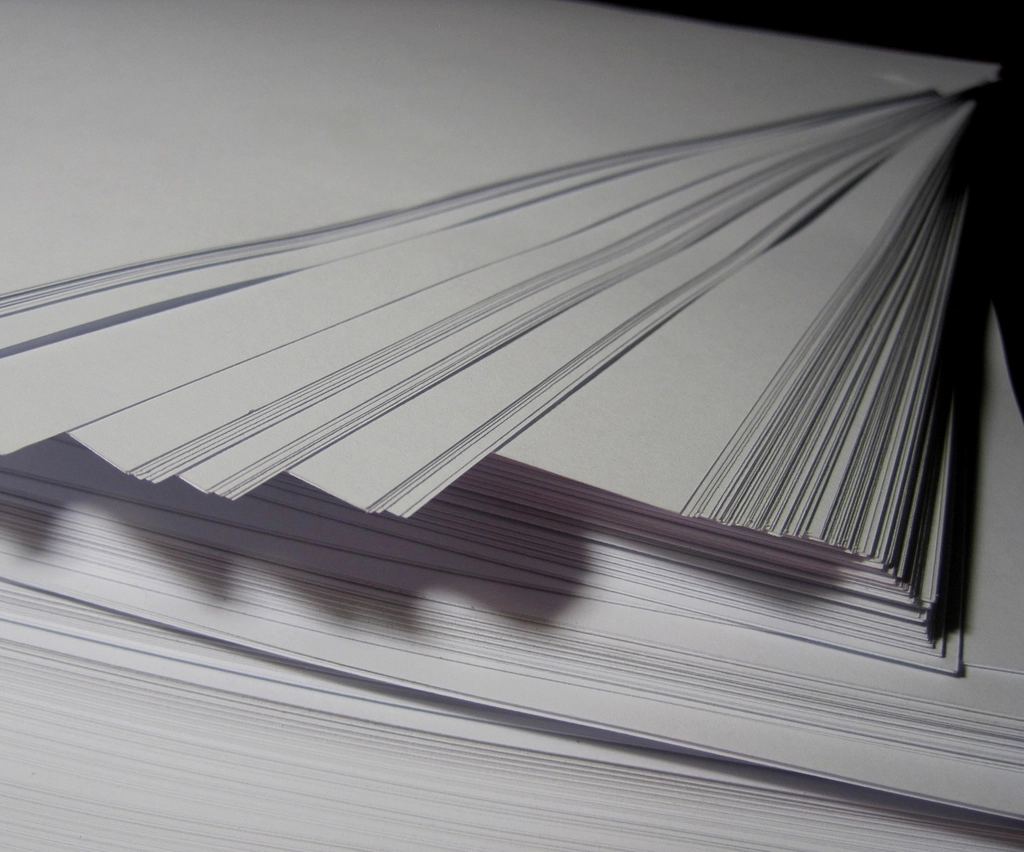 Pilha de folhas de papel branco