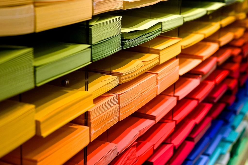 Prateleiras com papéis coloridos